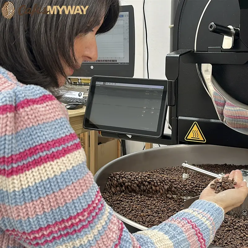 Lidia en la tostadora de café