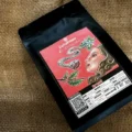 El Seductor sobre saco de café