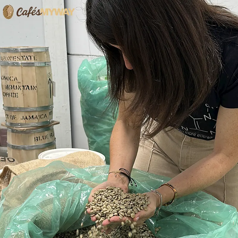 Lidia con sacos de café verde