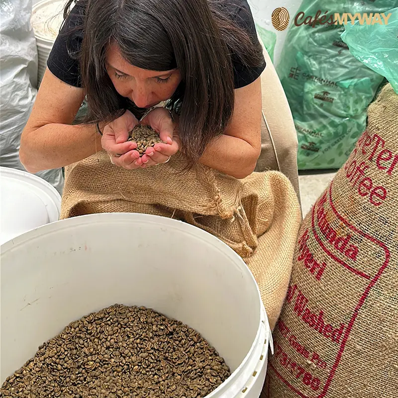 Lidia eligiendo café verde