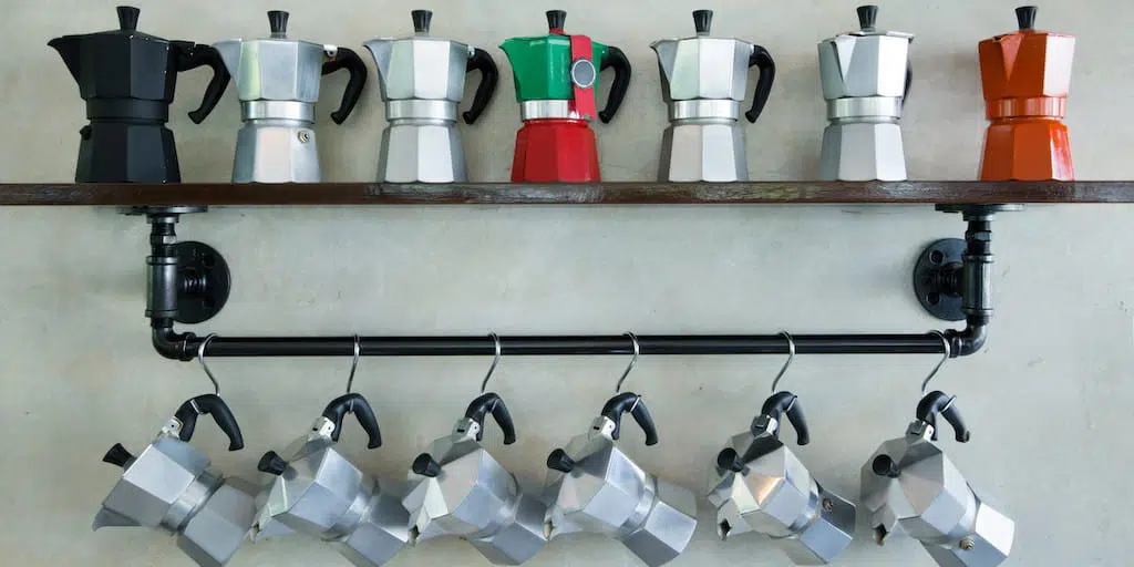 Cafeteras italianas en una estanteria
