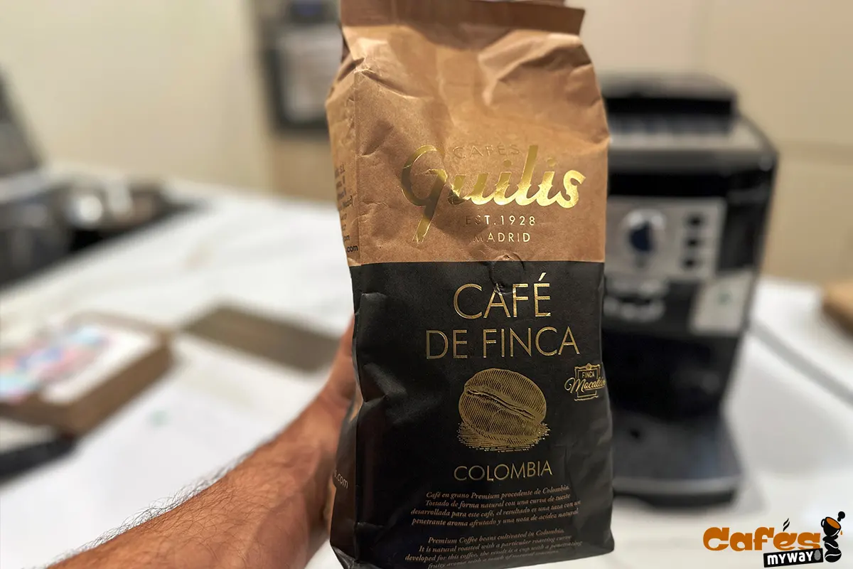 probando el café Guillis en grano