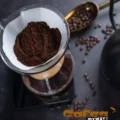 Haciendo café en cafetera Chemex