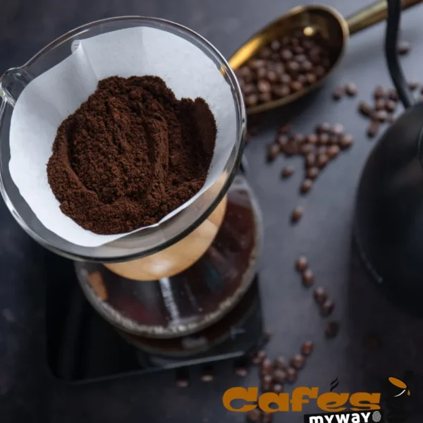 Haciendo café en cafetera Chemex