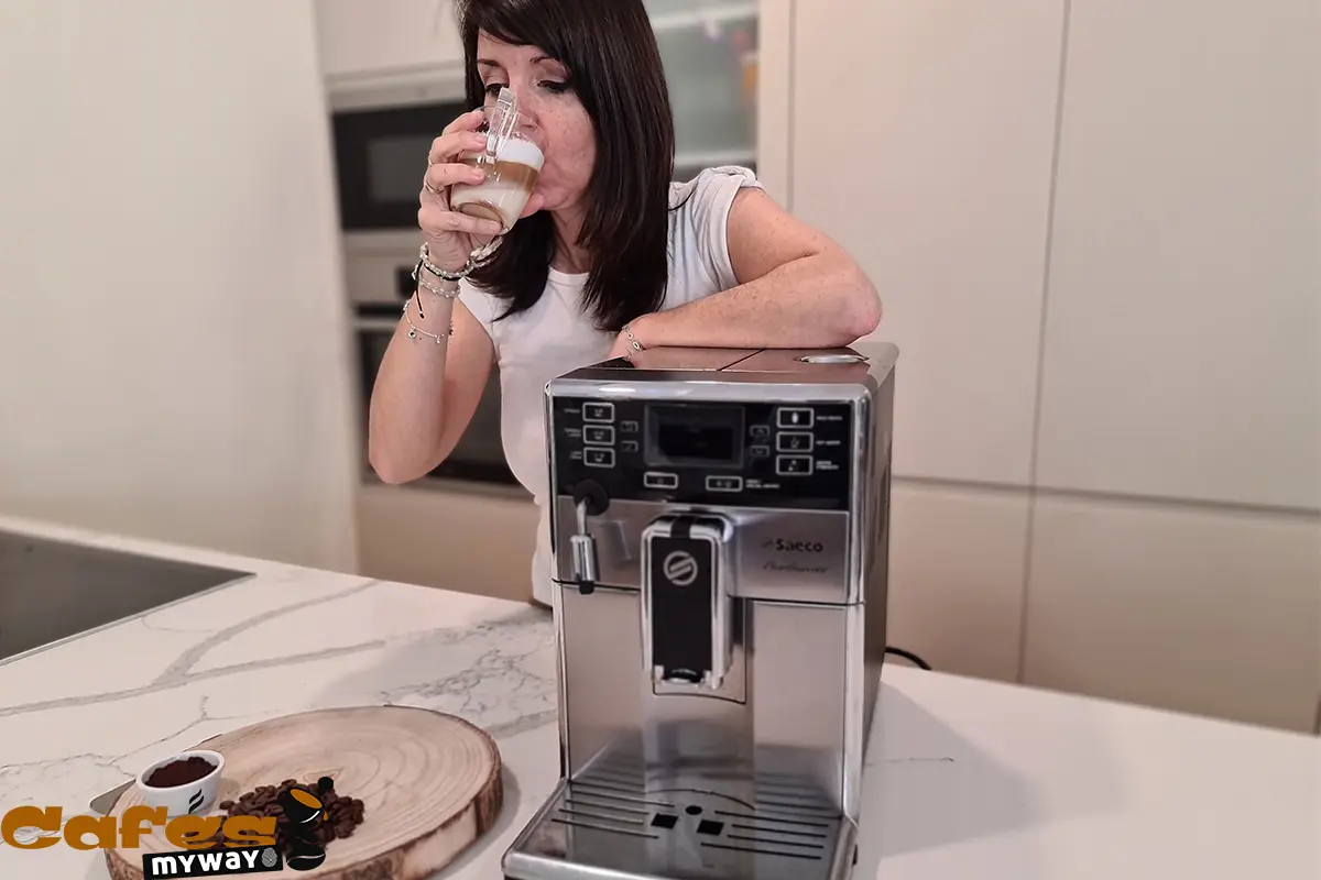 probando café con cafetera superautomatica