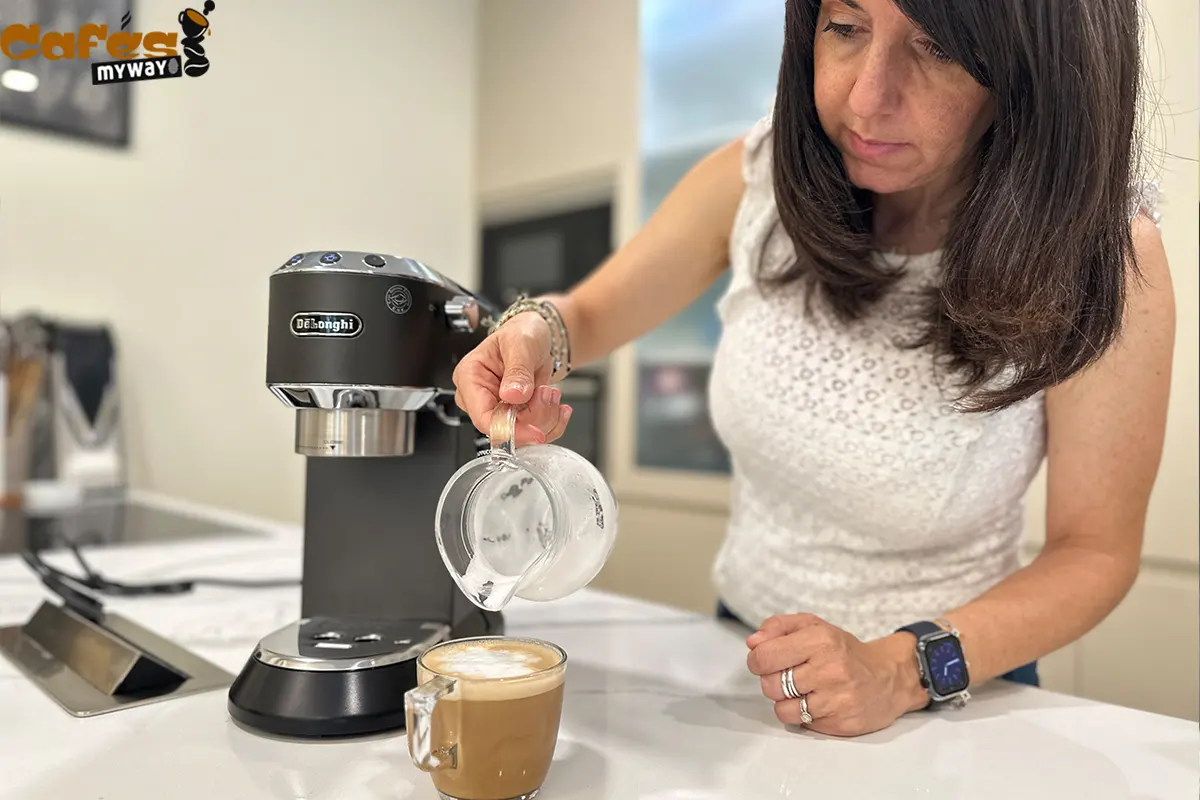 Haciendo café en cafetera expresso