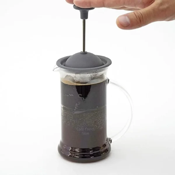 hario-slim-s-4 Prensa Francesa Hario Slim S preparando