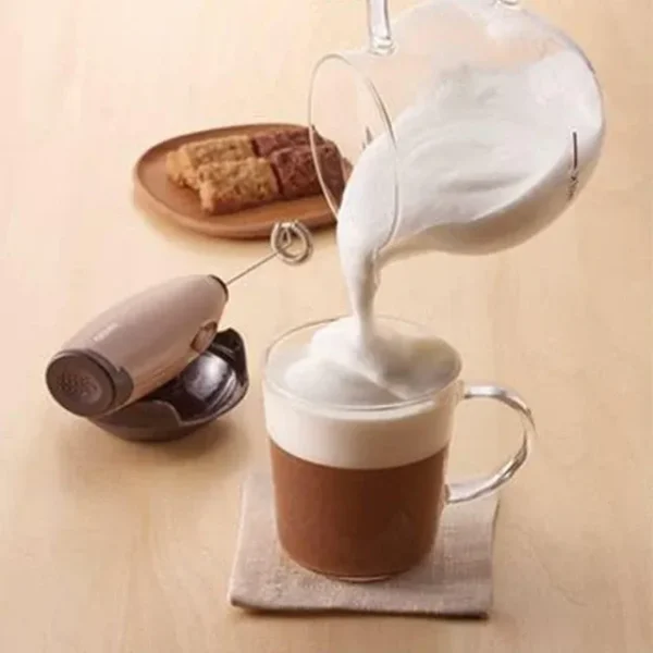 espumador-de-leche-hario-usando Espumador de leche Hario kit