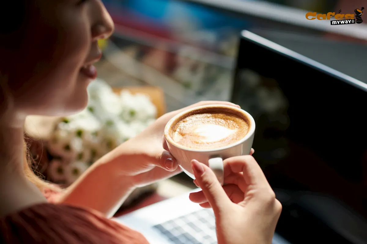 colombiana tomando café