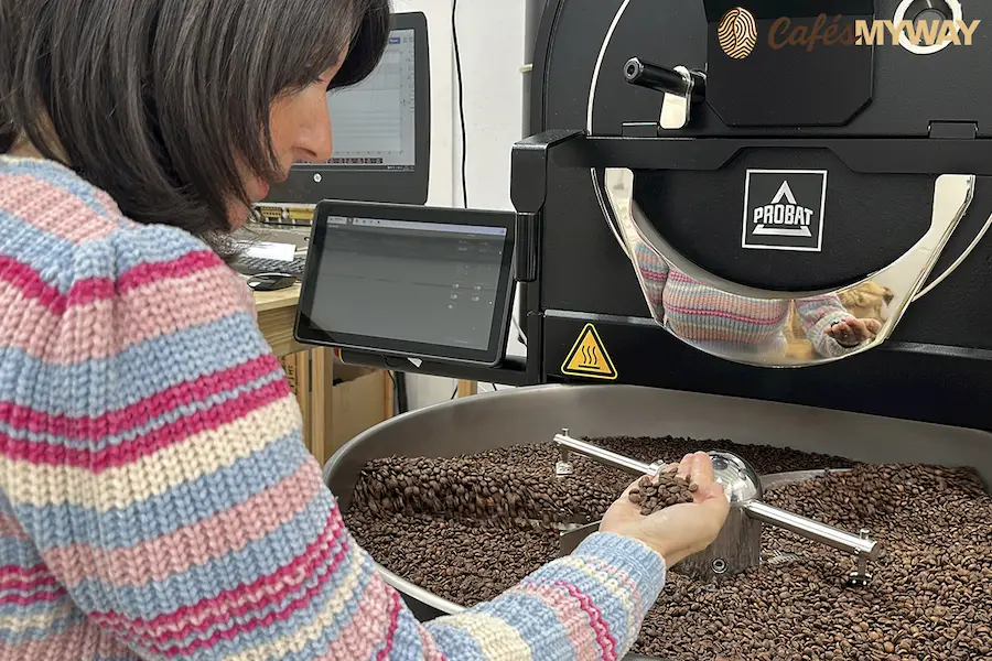 Lidia tostando café