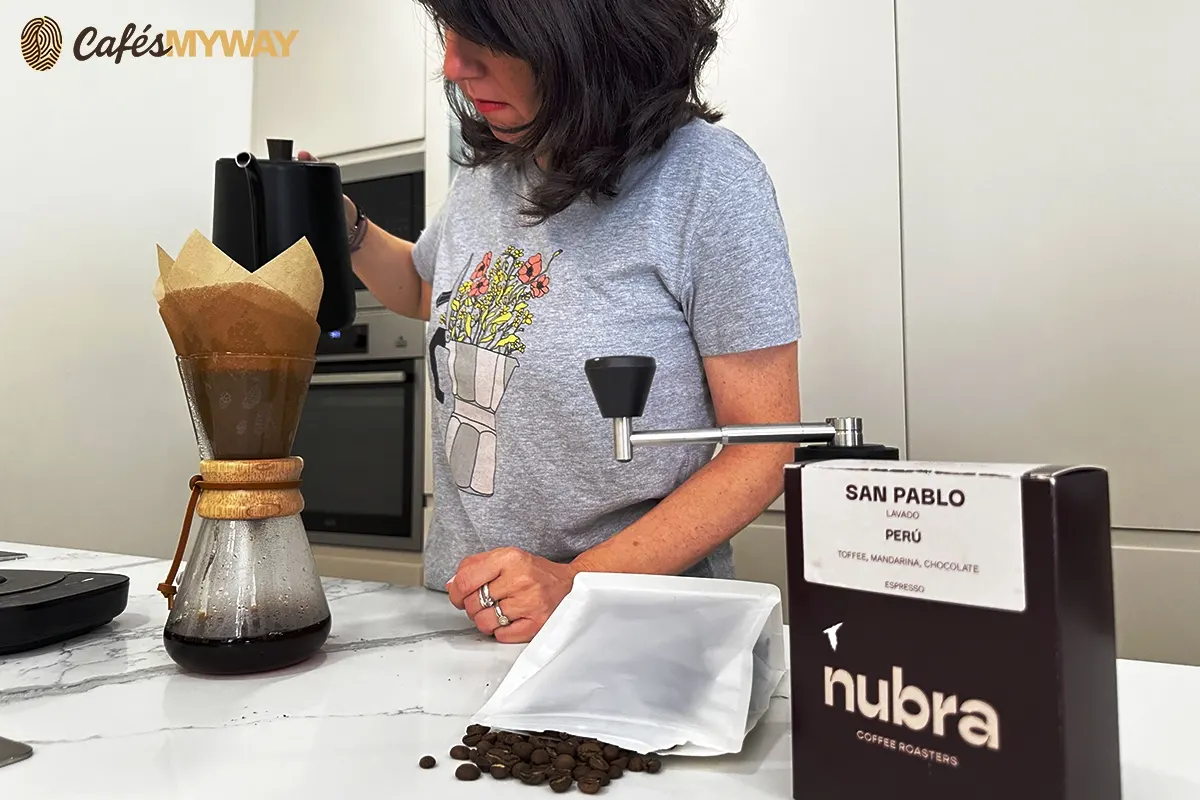 Lidia Zafra preparando café Nubra en cafetera Chemex