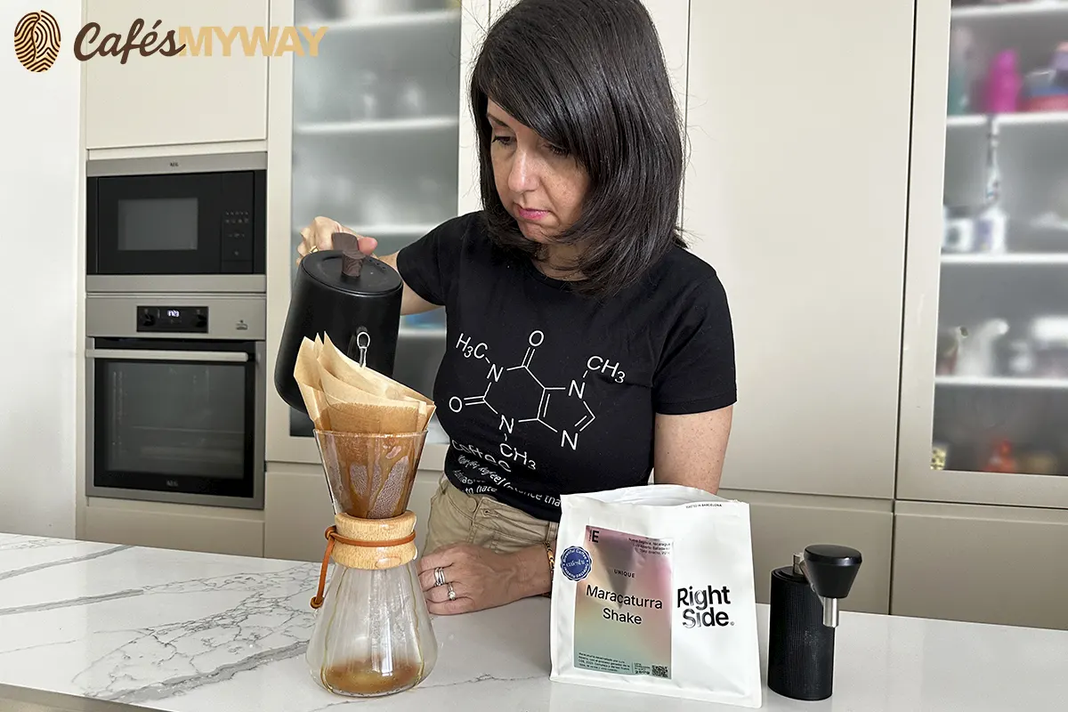 Lidia Preparando Right Side Coffee en Chemex