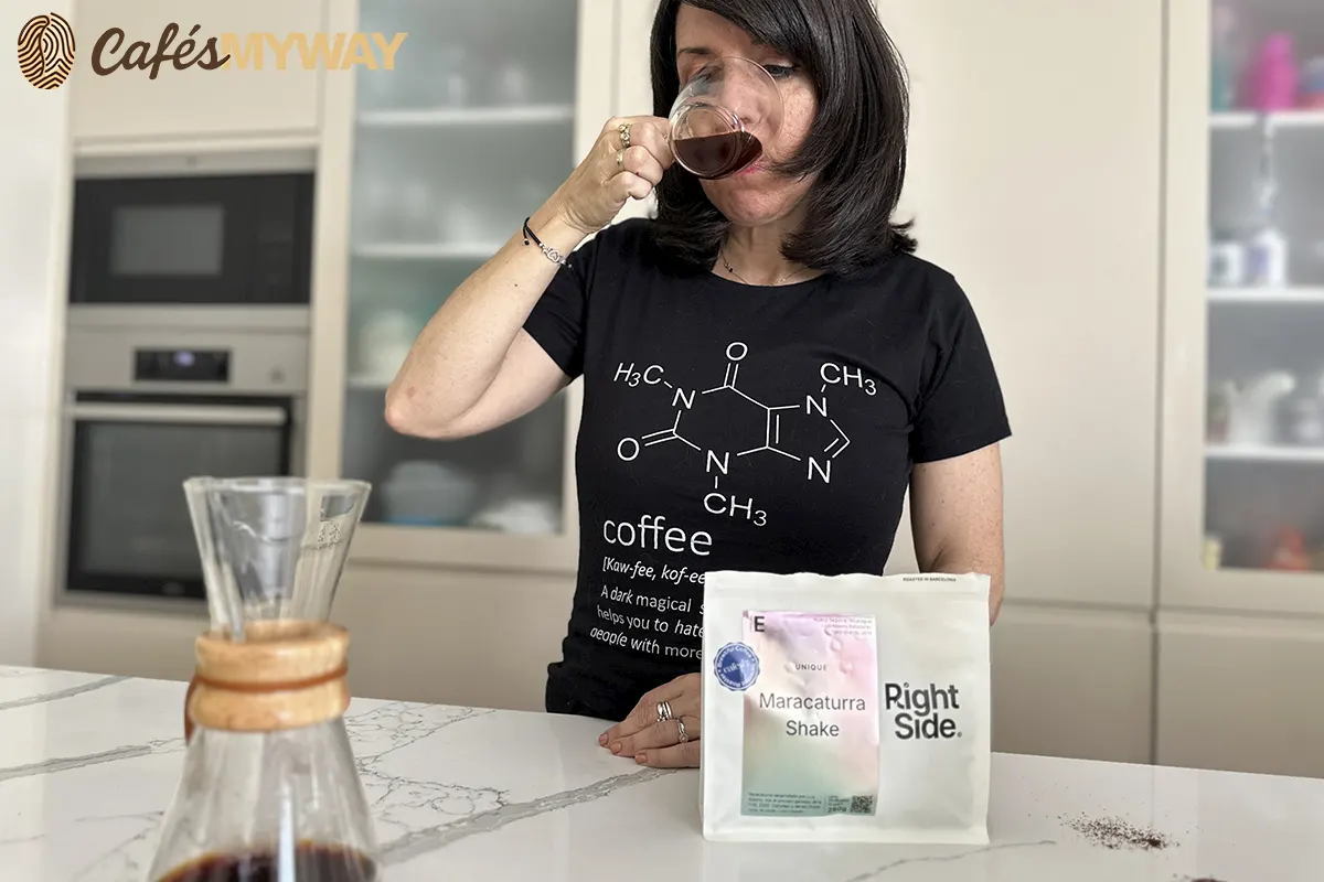 Lidia probando Right Side Coffee en Chemex