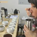 Lidia Zafra catando cafés de especialidad