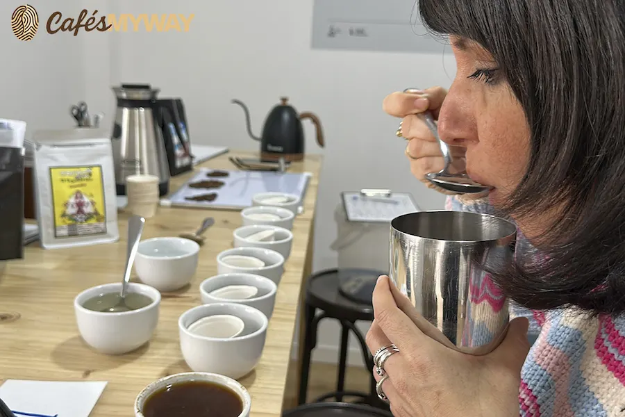 Lidia Zafra catando cafés de especialidad