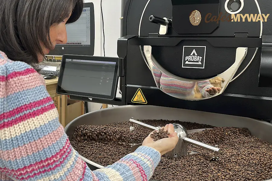 Lidia Zafra tostando café de especialidad
