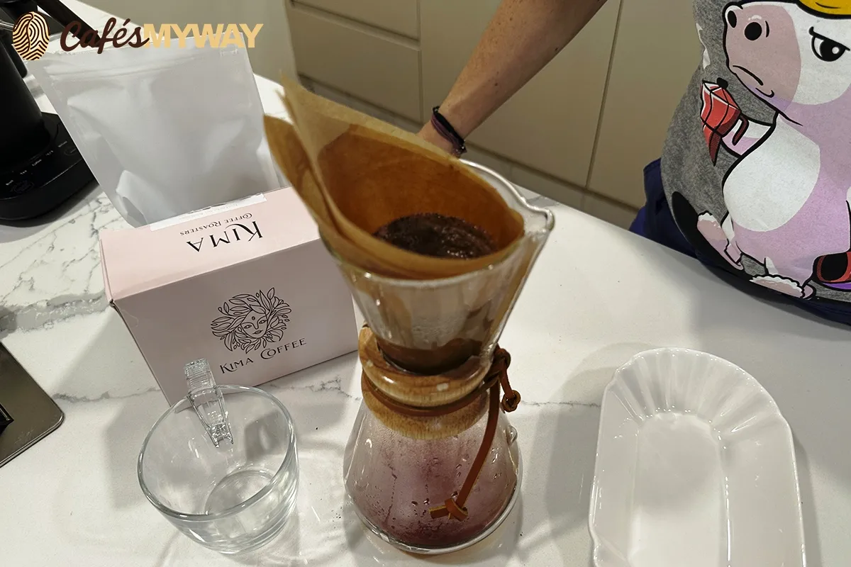 Preparando Kima Coffee en Chemex
