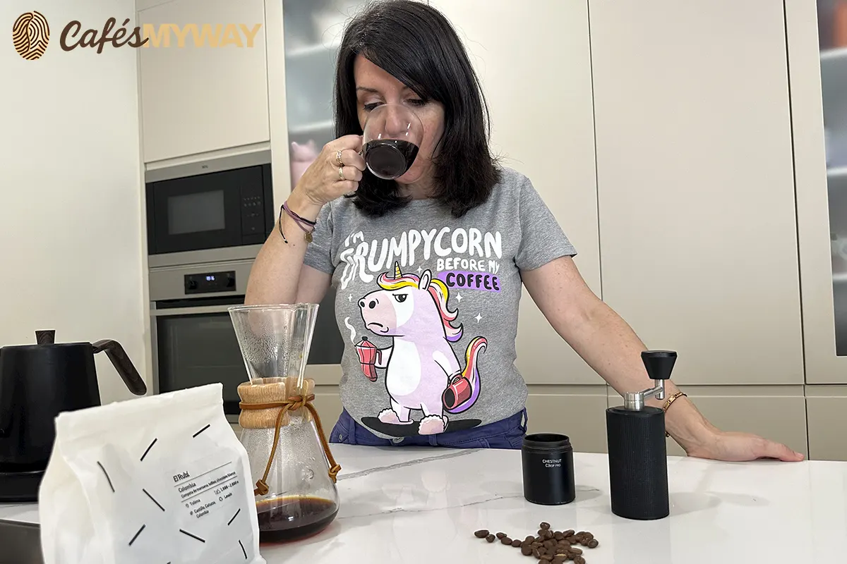 Lidia Probando café de especialidad Ineffable