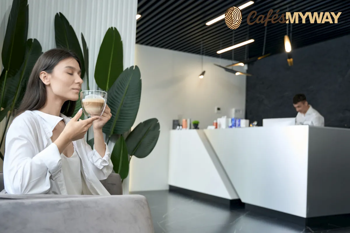 Tomando café de especialidad en la oficina