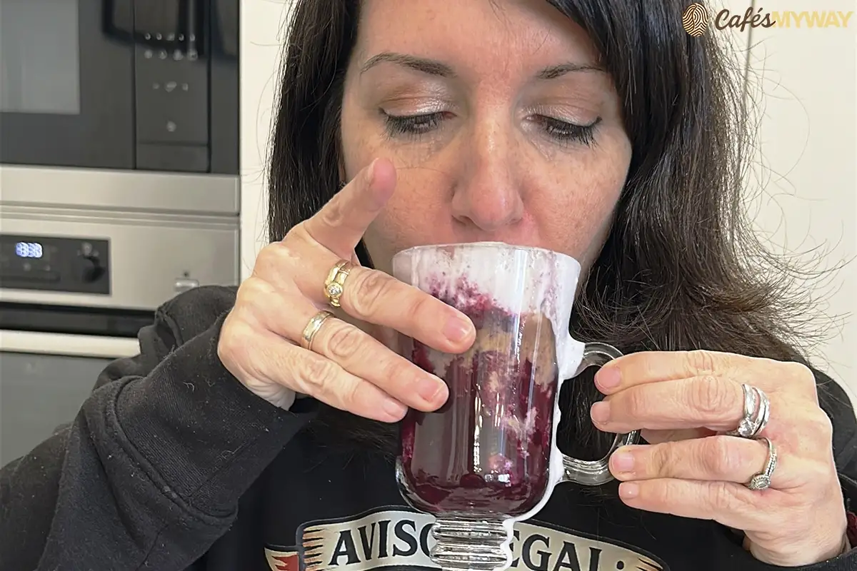 Lidia Zafra probando Blueberry Coffee