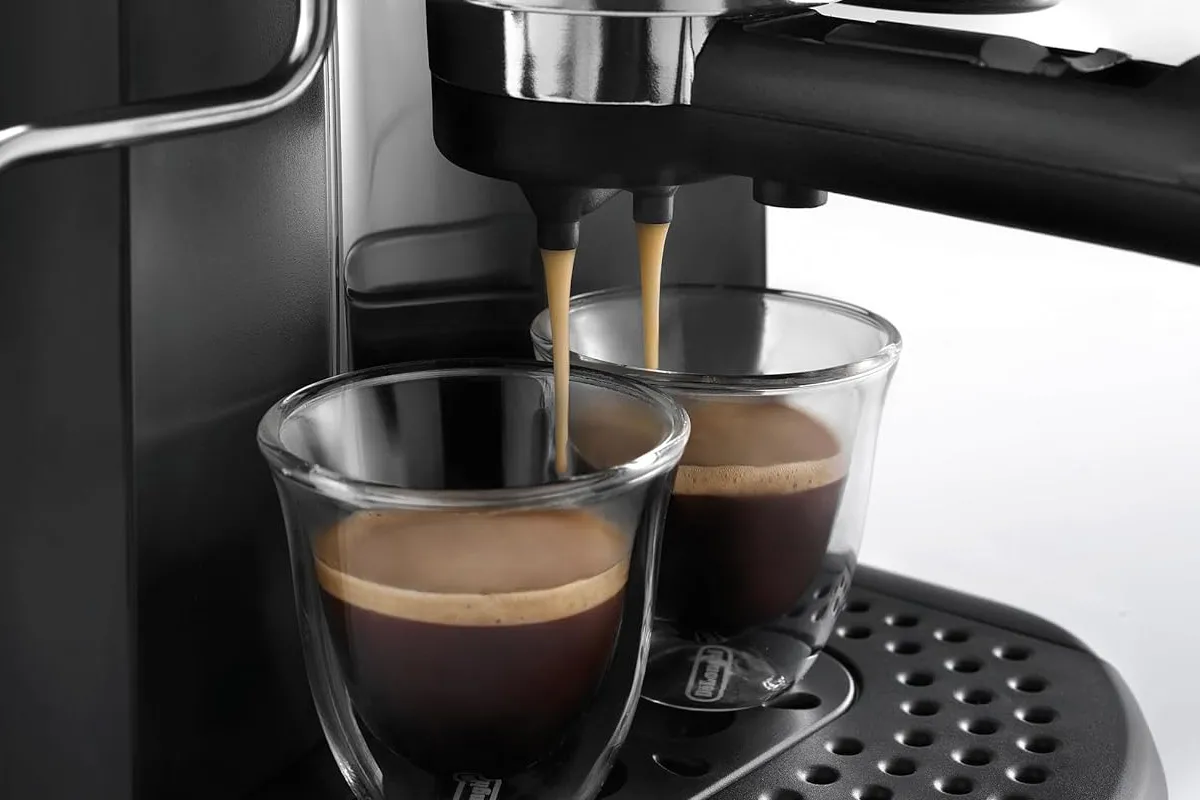 Delonghi-EC201 haciendo café