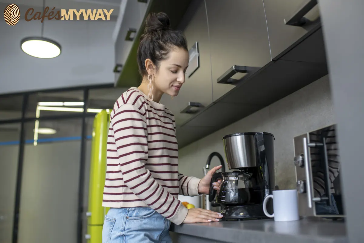 Cafetera de goteo en Rincón de café en casa
