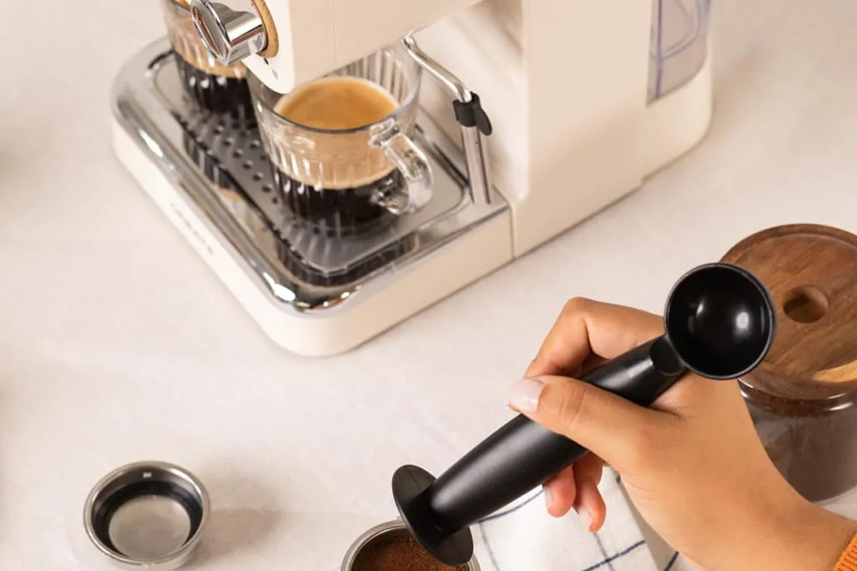 Create Thera Retro haciendo café