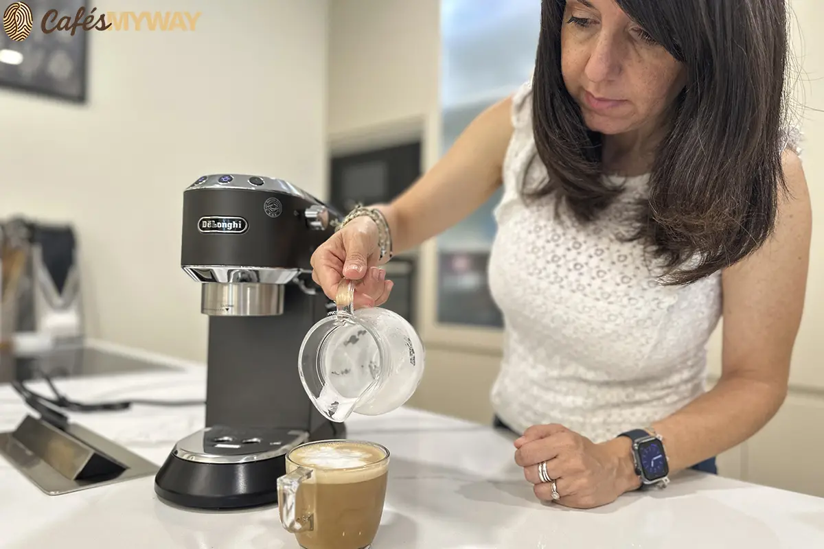 test café en cafetera express Delongui Dedica
