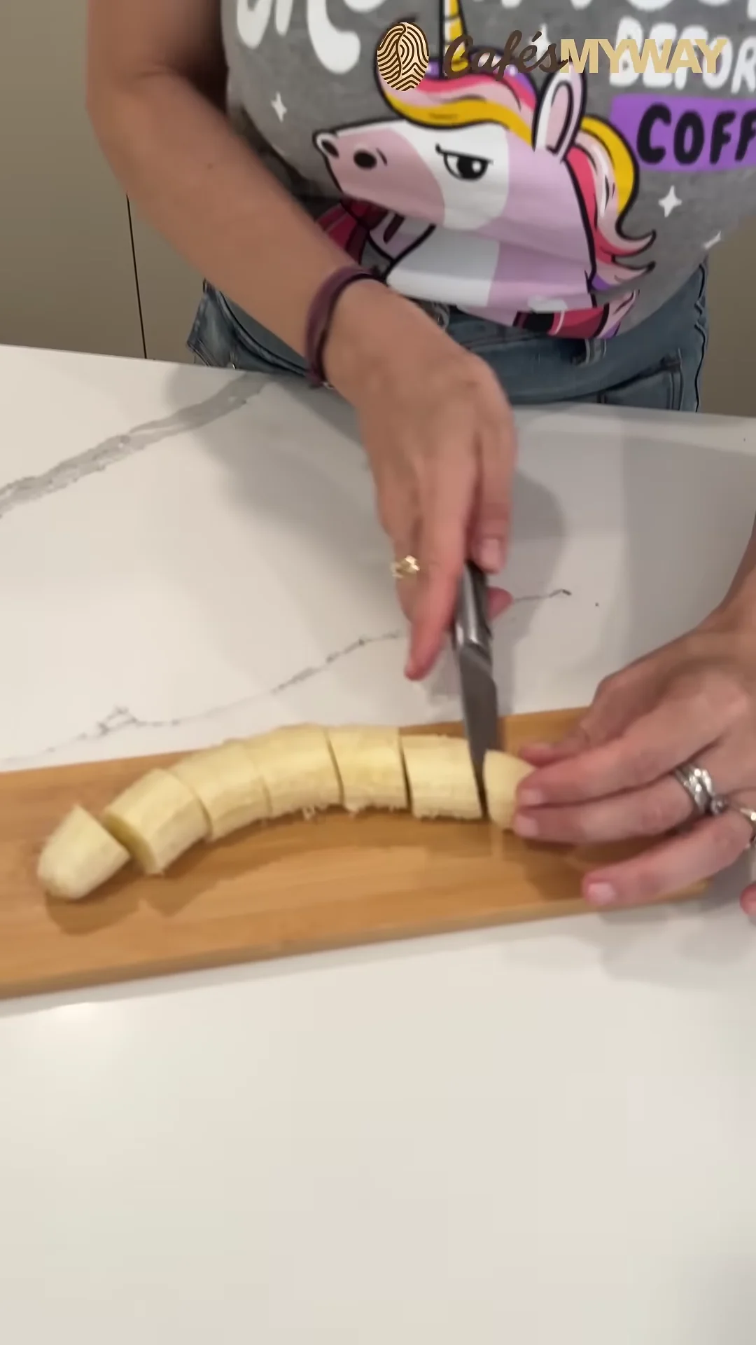 Plátano cortado en rodajas sobre una tabla antes de congelarlo para preparar café con plátano