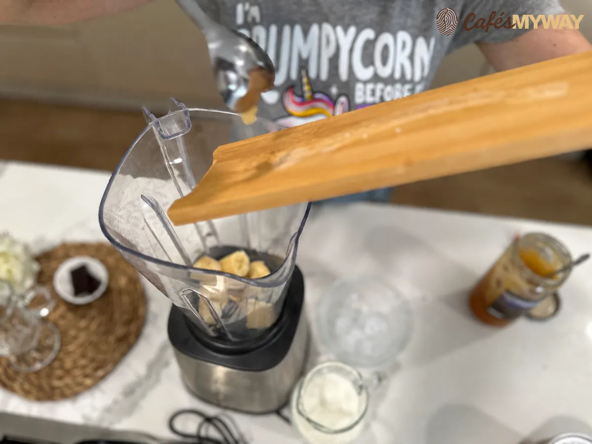 Rodajas de plátano congelado añadidas a la batidora para preparar el café frío