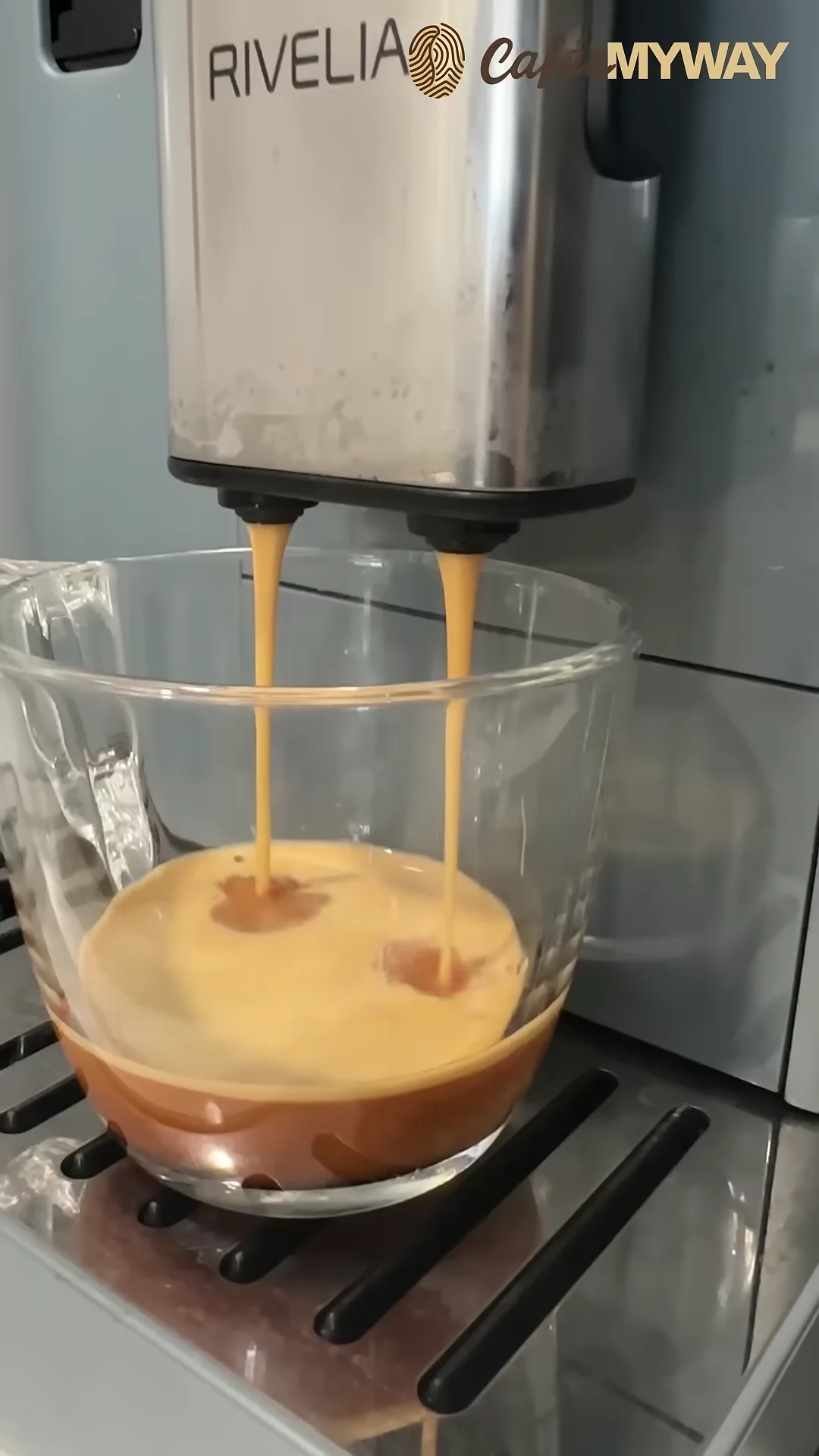 Extracción del espresso en una cafetera superautomática para preparar café con plátano