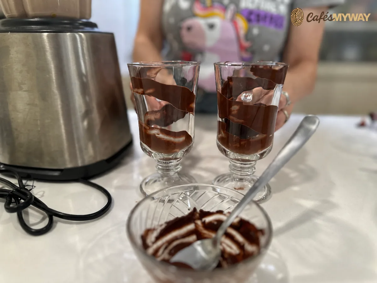 Vasos decorados por dentro con chocolate para preparar el café con plátano