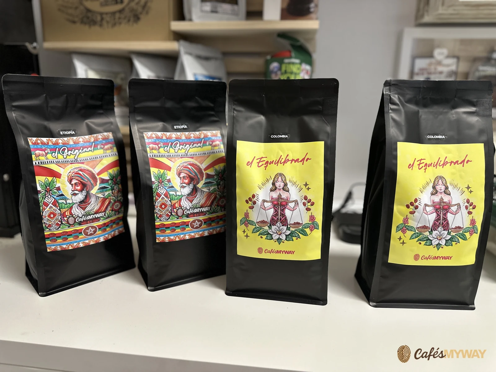 Cuatro bolsas de Cafés MyWay de El Original y El Equilibrado sobre una mesa