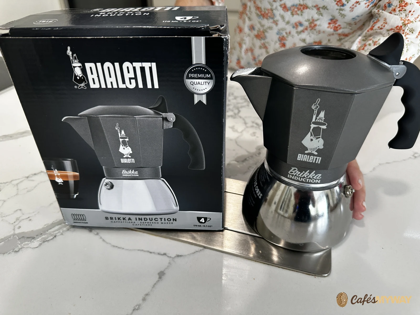 Cafetera Bialetti Brikka junto a su caja con la indicación Induction
